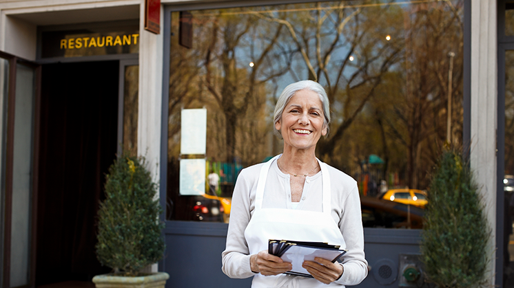 invest-restaurant-woman-746-419.png